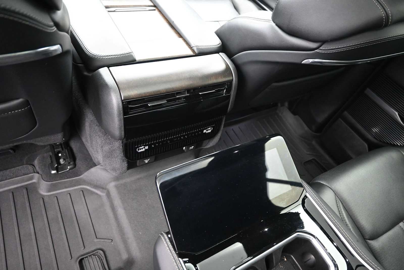 2023 Jeep Grand Wagoneer Base