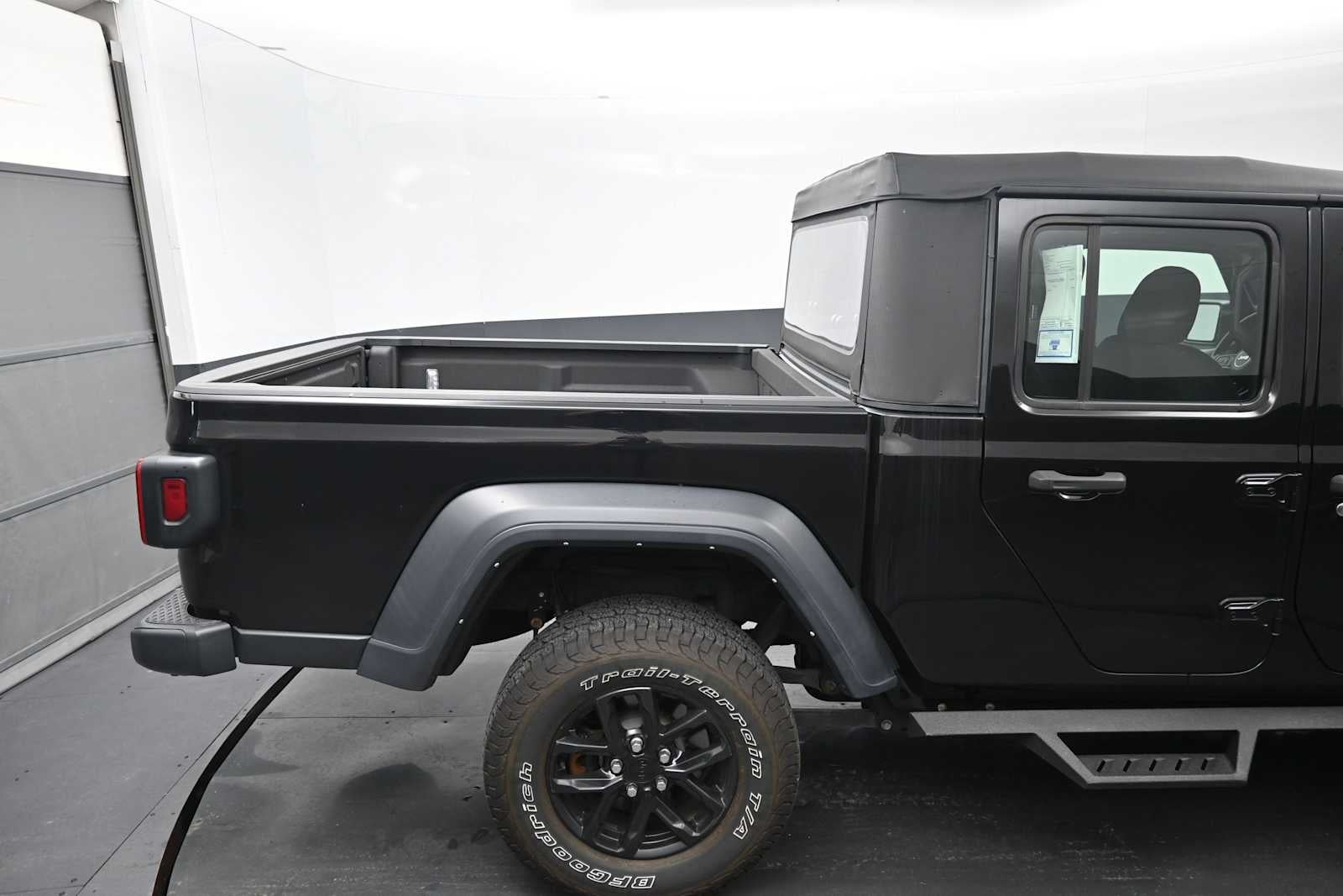 2022 Jeep Gladiator Sport