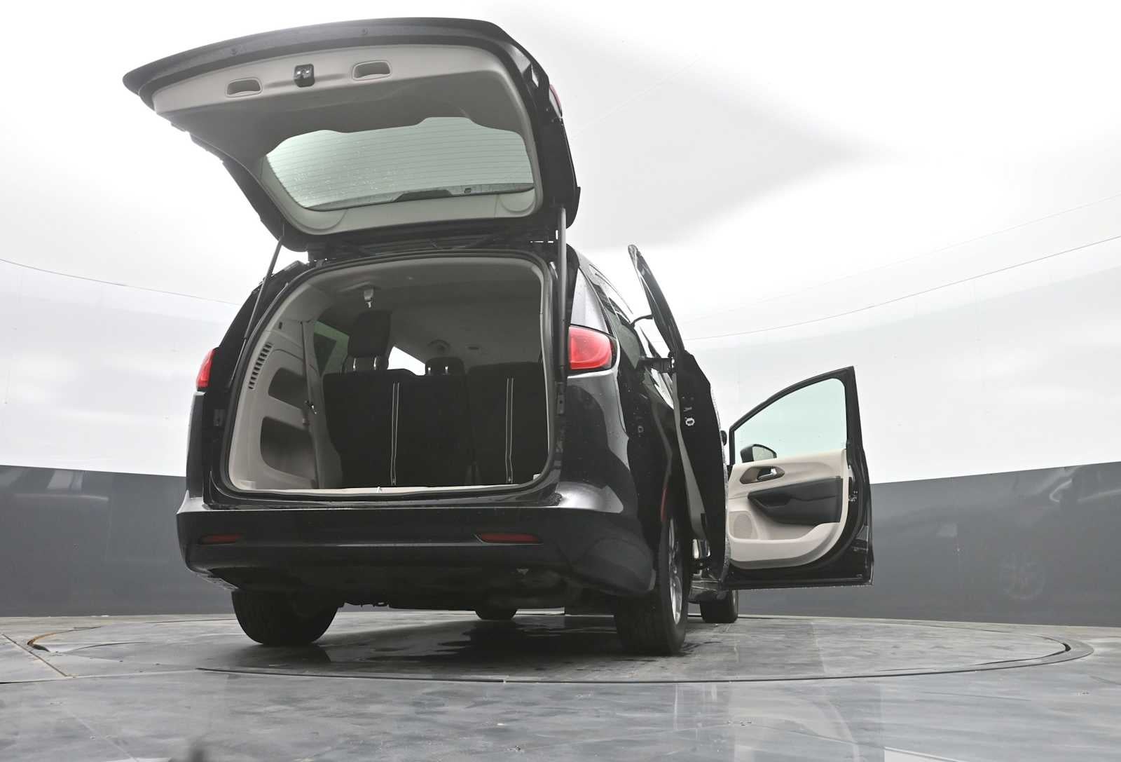 2024 Chrysler Voyager LX