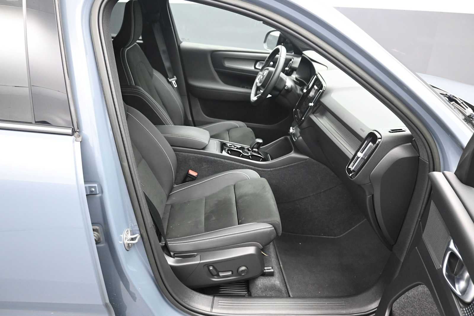 2023 Volvo XC40 Plus Dark Theme