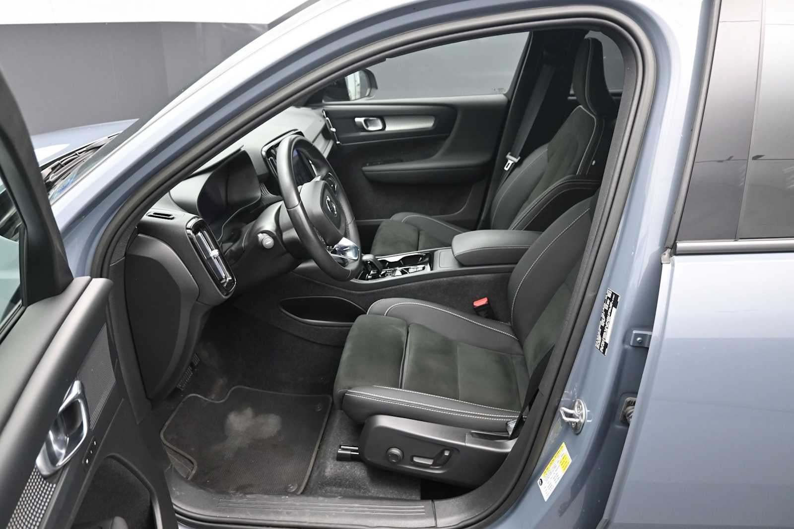 2023 Volvo XC40 Plus Dark Theme