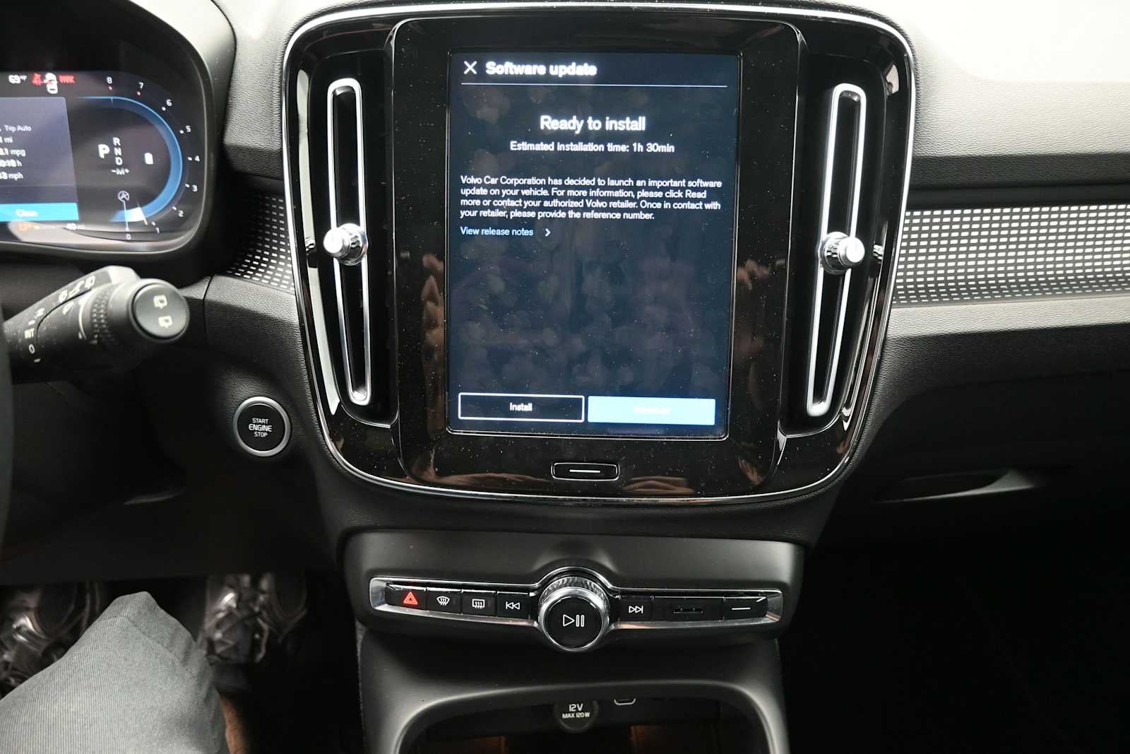 2023 Volvo XC40 Plus Dark Theme