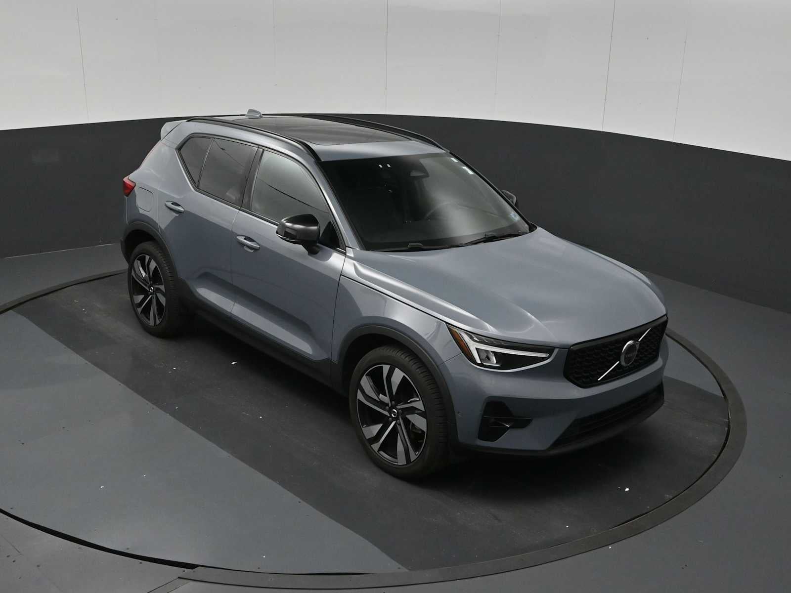 2023 Volvo XC40 Plus Dark Theme
