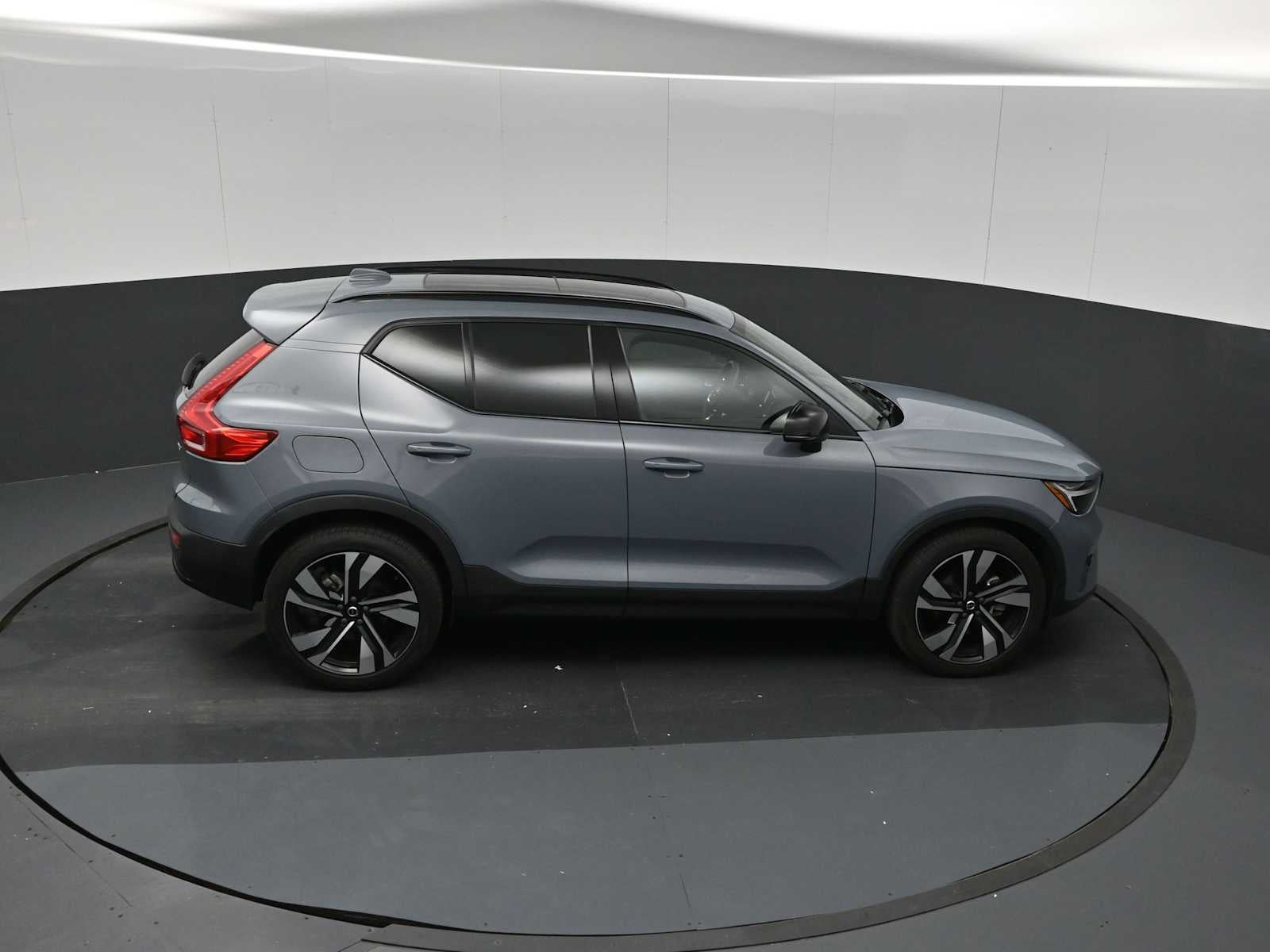 2023 Volvo XC40 Plus Dark Theme