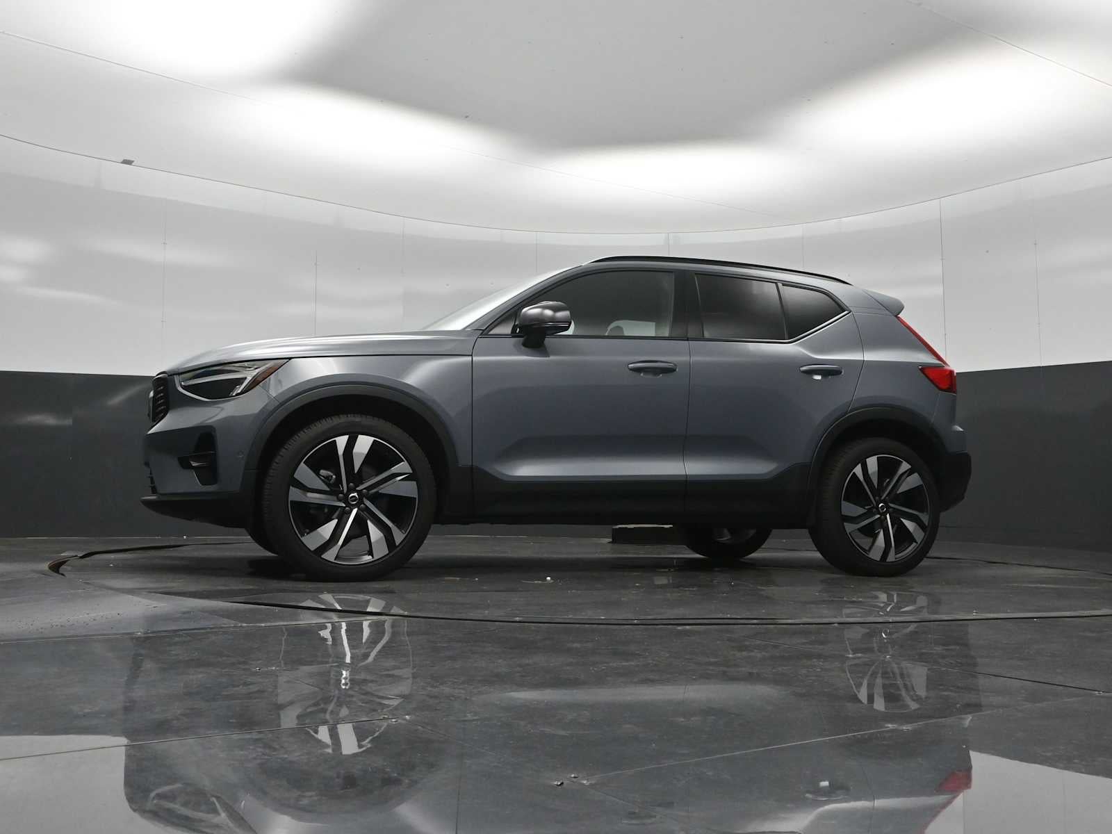 2023 Volvo XC40 Plus Dark Theme