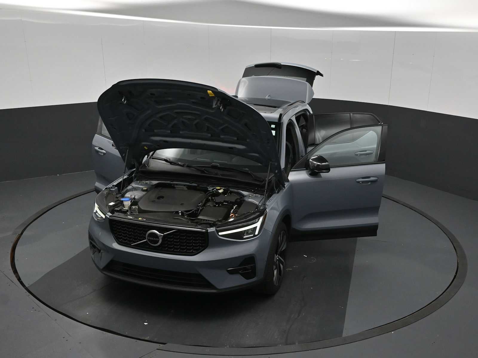 2023 Volvo XC40 Plus Dark Theme