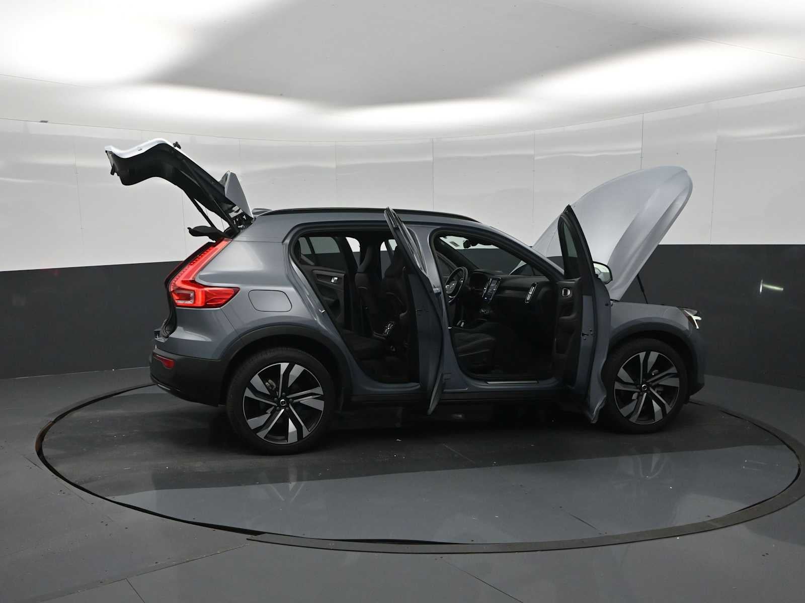 2023 Volvo XC40 Plus Dark Theme