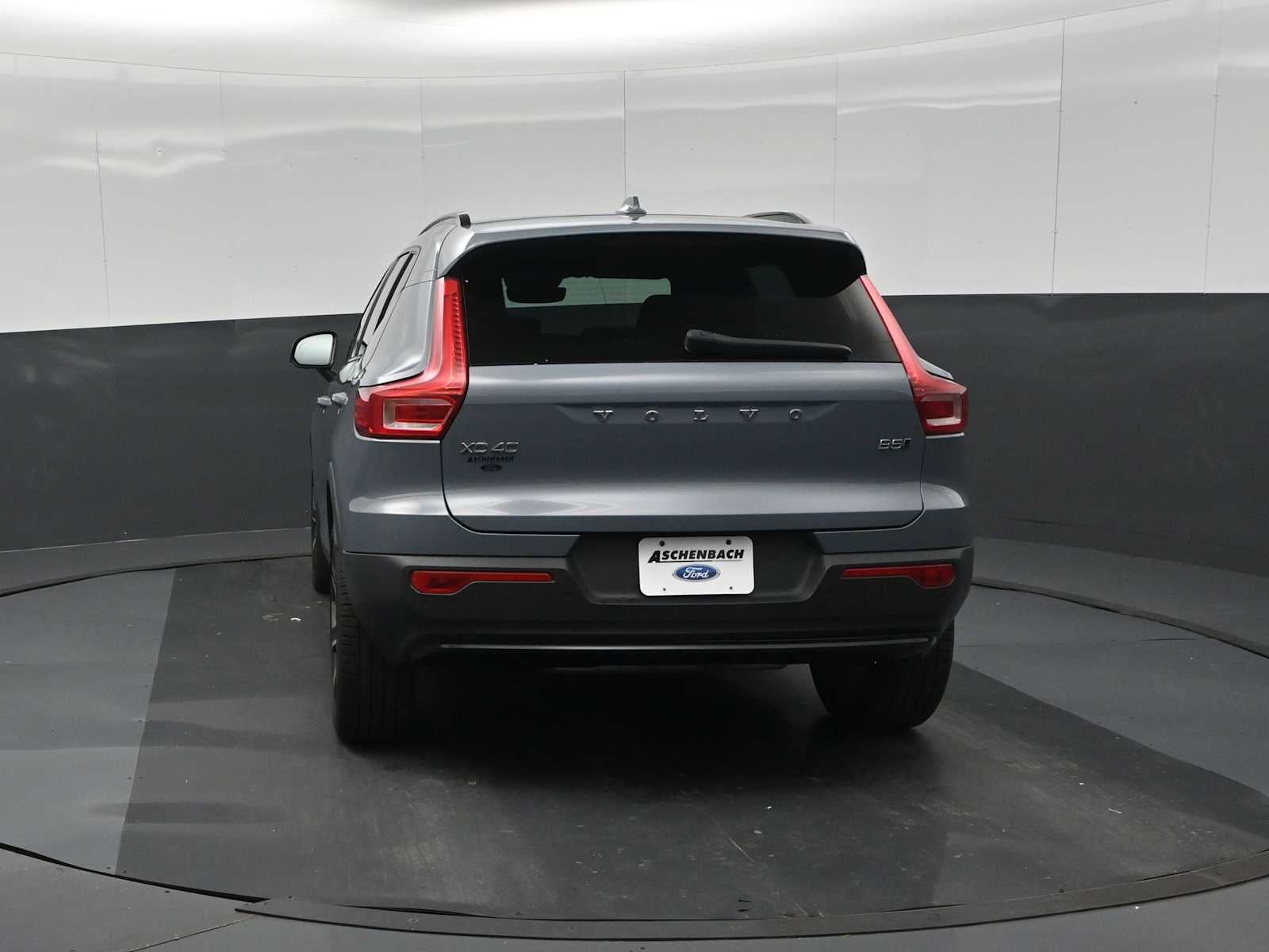 2023 Volvo XC40 Plus Dark Theme