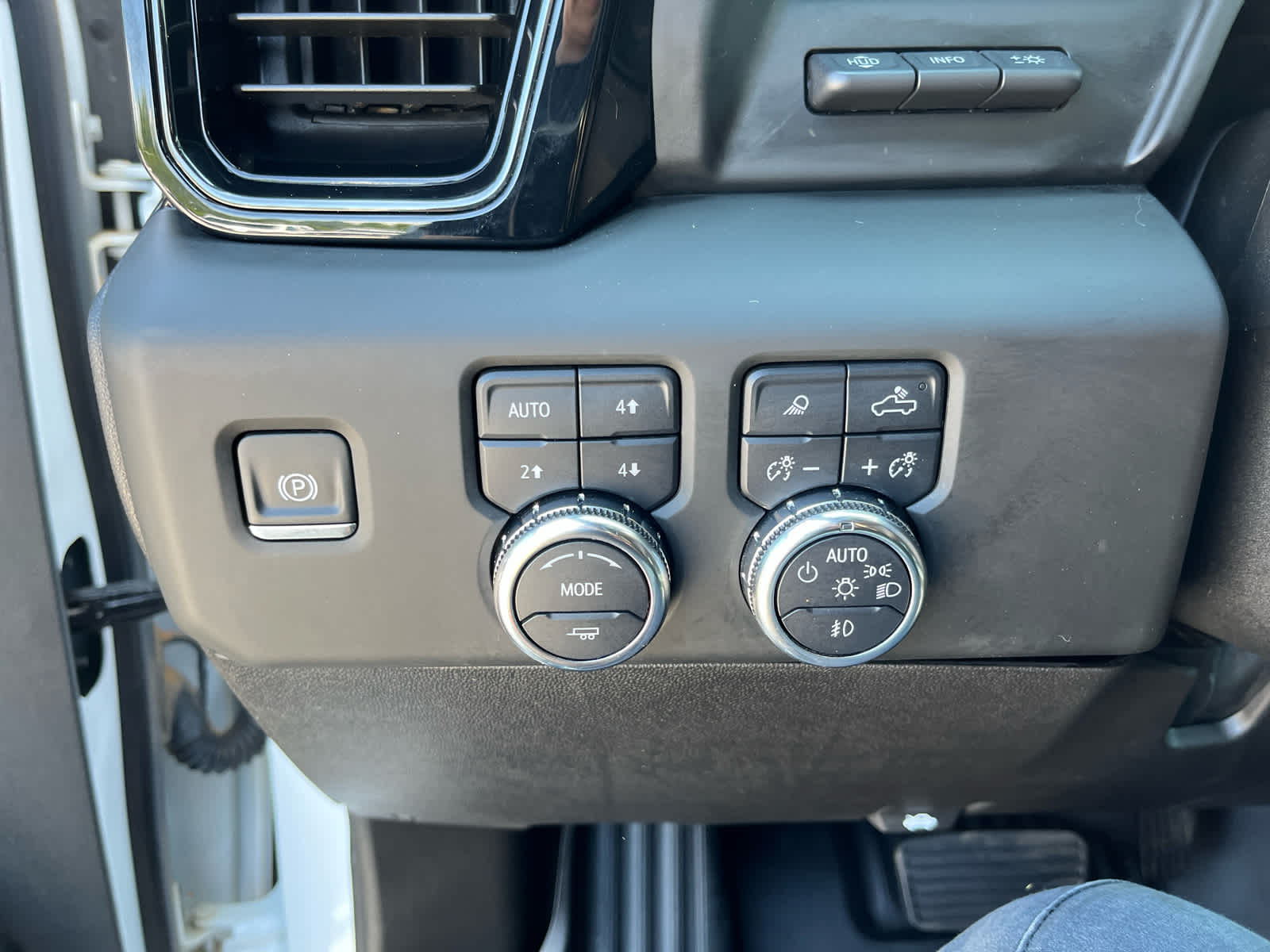 2025 GMC Sierra 2500HD 4WD Crew Cab Standard Bed AT4