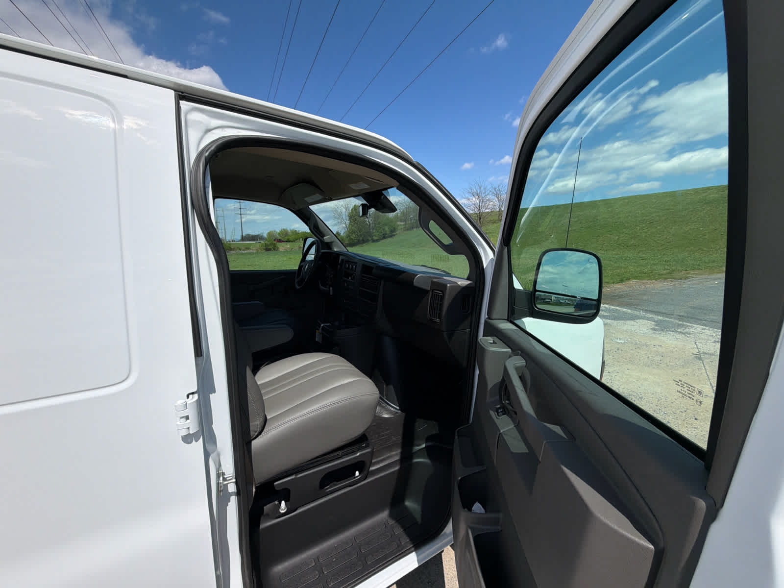 2025 Chevrolet Express Cargo WT